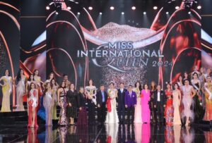 Metinee Kingpayome Instagram - Congratulations to TOP 3 Miss International Queen 2024
👑 WINNER - CATALINA MARSANO 🇵🇪 PERU @catacc23
.
🏆1st Runner-Up SARUDA PANYAKHAM 🇹🇭 THAILAND @saruda_official (✨️MUSE Student)
👏ยินดีกับลูกศิษย์ Muse by Metinee
.
🏆2nd Runner-Up NGUYEN TUONG SAN 🇻🇳 VIETNAM @tuogsann (✨️MUSE Student)
👏ยินดีกับลูกศิษย์ Muse by Metinee
.
‘The Force of Transformation 👑’
.
#MIQ2024
#Missinternationalqueen 
#TheForceofTransformation 
#Worldequality