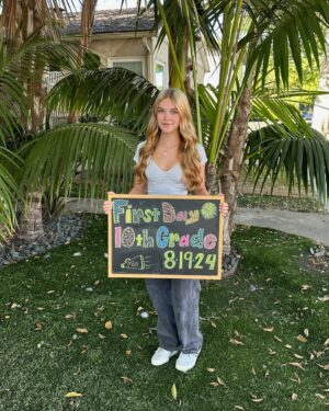 Mia Talerico Instagram - Leveled up to sophomore! Cue the comments about feeling old 🤣

#backtoschool #sophomore #10thgrade #charlieduncan #goodluckcharlie