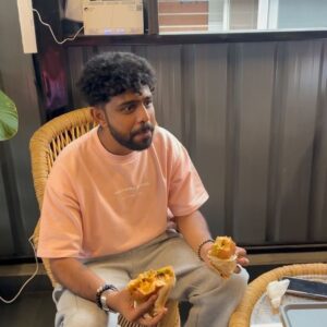 Michael Ajay Instagram - @namratha__gowdaofficial and @karthiksharma_kaati enjoying delicious burgers 🍔 and chilling at our cafe ❤️😇

#byobbengaluru #burgers