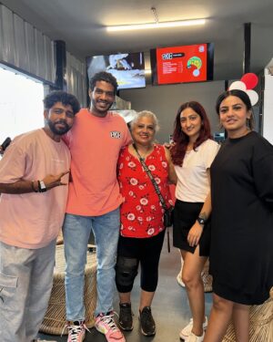 Michael Ajay Instagram - @namratha__gowdaofficial and @karthiksharma_kaati enjoying delicious burgers 🍔 and chilling at our cafe ❤️😇

#byobbengaluru #burgers