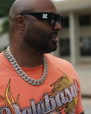 Michael Anthony Instagram - A TRIANGLE CAN GET TRICKY…..stay tuned 🎬

Shootah @marquesejamesmedia 📸