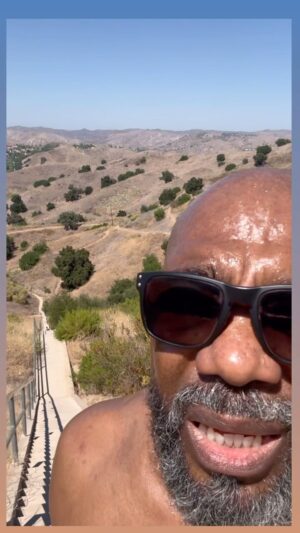 Michael Beach Instagram - Putting in that life work! 💪🏾
…
#60plusandfit #astrongheart #aclearmind #ahappyspirit #ahealthybody #afunctionallife #hikinglove #onestepatatime❤️