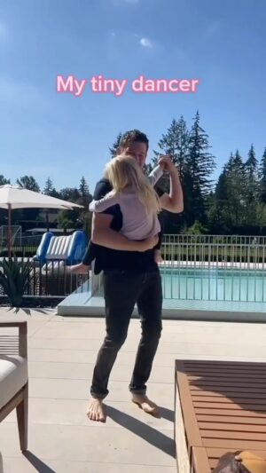 Michael Bublé Instagram - From the moment you came into our lives, you have filled our world with endless joy. Watching you grow into the incredible person you are today has been the greatest gift we could  receive. 

You inspire us every day and we hope your birthday is full of the happiness and fun you deserve. May your year ahead be as bright and beautiful as you are. We love you and we’re so  proud to be your mommy and papi. 

Happy birthday Vida

—

Desde el momento en que llegaste a nuestras vidas, has llenado nuestro mundo de una alegría infinita. Verte crecer hasta convertirte en la increíble persona que eres hoy ha sido el mejor regalo que podíamos recibir.

Nos inspiras cada día y esperamos que tu cumpleaños esté lleno de la felicidad y la diversión que te mereces. Que el año que tienes por delante sea tan brillante y hermoso como tú. Te queremos y estamos muy orgullosos de ser tu mami y papi.

Feliz cumpleaños Vida
