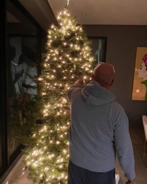 Michael Chiklis Instagram - Nothing more important than your family and your health. May you enjoy the best of health and the pure joy of time spent with your families during this holiday season. #MerryChristmas #happyNewYear2023 #christmastree