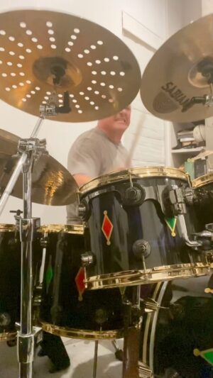 Michael Chiklis Instagram - Have to say, listed to my snare! 
DW Drums man. Just incredible. This is recorded on my cellphone and the snare sounds like Thor’s hammer! Love my custom kit! Sitting unplayed for months, plop down and boom! Bringing the thunder! I’m not making a dime for saying this btw. They’re just truly great drums made by great people!
