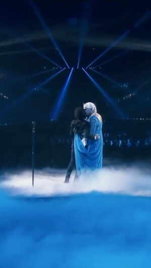 Michaël Grégorio Instagram - J’ai dix ans ce soir à 00H40 sur @w9officiel ! Pour les insomniaques, si le marchand de sable ne vient pas, la Reine des neiges, elle, sera là ❄️✨

Toute ressemblance avec un auteur compositeur interprète talentueux, sympathique et extrêmement drôle serait purement fortuite ❤️ @pascalobispo 

Réal : @francoisgoetghebeur 
Lumières : @jomostyle 
Son : @benoit_glg 
Stylisme : @auroredonguy 
Coiffure : @gilles_ld 
#jai10ans #bercy #accorarena #pascalobispo #reinedesneiges #libéréedélivrée #letitgo #frozen #lareinedesneiges