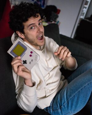 Michaël Grégorio Instagram - Les dimanches Insta VS. réalité par le talentueux @lenaigchatel 📷🤍 
Qui joue encore sur sa vieille Game Boy ou sur la console de son enfance ?
@husbandsparis 🤵🏻 
#gameboy #photo #portrait #blackandwhite #noiretblanc