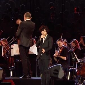 Michaël Grégorio Instagram - Quand @ayanakamura_officiel rencontre Wagner 🎻On avait tellement aimé Djadja qu’on en avait fait un opéra façon Wagner. On fait pareil avec le nouvel album #DNK ? On signe chez Deutsche Grammophon @dgclassics ? #AyaWagnermura 

Arrangements : @etienne_guereau 
Orchestration : Jacky Locks

#opera #ayanakamura #wagner #cover #musiqueclassique #classicalmusic #jackylocks #les2000 #choristes #choeurregionaldelorraine #amneville #etienneguereau #vocal