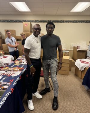Michael Irvin Instagram - At the ⁦‪@nsccshow‬⁩ in Cleveland all the great greats showed up. Yall know ⁦‪@JerryRice‬⁩ or should I say. 🙏🏿Jesus in cleats 🙏🏿😳😂……I had pics of him in both of my lockers in college and in the NFL….. APPRECIATE THE BATTLES MY GREAT FRIEND!!