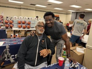 Michael Irvin Instagram - Always love seeing the Tyler Rose ⁦‪Earl Cambell !!!!