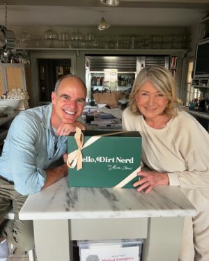 Michael Kelly Instagram - Ok so hanging with neighbor, fellow #DirtNerd , and Queen @marthastewart48 was EVERYTHING I had hoped it would be!!!
Kitchen table chatting on her podcast about everything from life to @lionesspplus 
@morganfreeman to @jillwagner 
Thank you @marthastewart you are a gem of a host!!!
#bedford