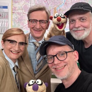 Michael Kessler Instagram - Drehbeginn für eine neue Staffel #einfallfürdieerdmännchen 
@martinreinl @carstenhaffke @petranadolnyofficial @kikafuerdich