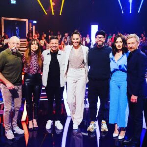 Michael Kessler Instagram - Am SA um 20:15 fragt zum ersten Mal die großartige @esthersedlaczek , @markforsterofficial @nicosantosofficial @nilam.farooq @horstlichter__offiziell @carokebelin und @herrkessler bei "Frag doch mal @diemaus " @ardmediathek und das Erste Foto: Copyrights WDR/Ben Knabe