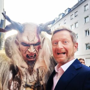 Michael Kessler Instagram - #mystery   #horrormovies   #crime   #comedy = #kohlrabenschwarz
Ab 8.6. @paramountplusde