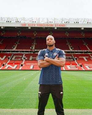 Michael Page Instagram - When @michaelvenompage put the away jersey on to tour Old Trafford 🥶

#weareunited #mufc #mvp
