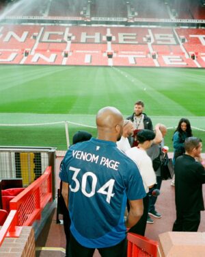Michael Page Instagram - When @michaelvenompage put the away jersey on to tour Old Trafford 🥶

#weareunited #mufc #mvp
