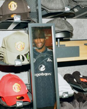 Michael Page Instagram - When @michaelvenompage put the away jersey on to tour Old Trafford 🥶

#weareunited #mufc #mvp