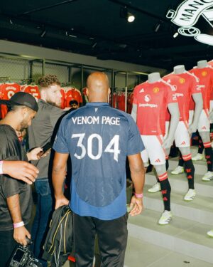 Michael Page Instagram - When @michaelvenompage put the away jersey on to tour Old Trafford 🥶

#weareunited #mufc #mvp