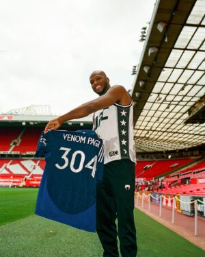 Michael Page Instagram - When @michaelvenompage put the away jersey on to tour Old Trafford 🥶

#weareunited #mufc #mvp