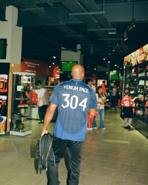 Michael Page Instagram - When @michaelvenompage put the away jersey on to tour Old Trafford 🥶

#weareunited #mufc #mvp