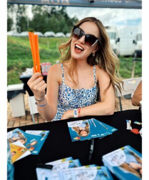 Michaela Pecháčková Instagram - Šikland den 2!💛💛💛
Užito, užito, užito !!! Děkujeme za druhou autogramiádu, za spoustu smíchu, super energii, za song, kterej tímto posílám mamce a zmrzlinku!😁😌🙏❤️ A lepší počasí! ☀️

#primazoo #zoo #sikland #autogramiada #fans