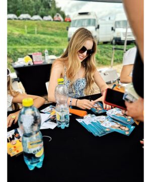 Michaela Pecháčková Instagram - Šikland den 2!💛💛💛
Užito, užito, užito !!! Děkujeme za druhou autogramiádu, za spoustu smíchu, super energii, za song, kterej tímto posílám mamce a zmrzlinku!😁😌🙏❤️ A lepší počasí! ☀️

#primazoo #zoo #sikland #autogramiada #fans