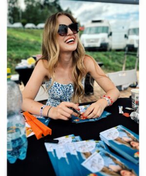 Michaela Pecháčková Instagram - Šikland den 2!💛💛💛
Užito, užito, užito !!! Děkujeme za druhou autogramiádu, za spoustu smíchu, super energii, za song, kterej tímto posílám mamce a zmrzlinku!😁😌🙏❤️ A lepší počasí! ☀️

#primazoo #zoo #sikland #autogramiada #fans