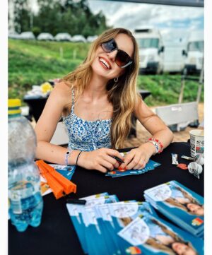 Michaela Pecháčková Instagram - Šikland den 2!💛💛💛
Užito, užito, užito !!! Děkujeme za druhou autogramiádu, za spoustu smíchu, super energii, za song, kterej tímto posílám mamce a zmrzlinku!😁😌🙏❤️ A lepší počasí! ☀️

#primazoo #zoo #sikland #autogramiada #fans