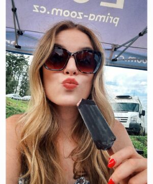 Michaela Pecháčková Instagram - Šikland den 2!💛💛💛
Užito, užito, užito !!! Děkujeme za druhou autogramiádu, za spoustu smíchu, super energii, za song, kterej tímto posílám mamce a zmrzlinku!😁😌🙏❤️ A lepší počasí! ☀️

#primazoo #zoo #sikland #autogramiada #fans