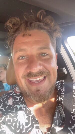Michal Holán Instagram - Tahle jednoduchá věta mě dnes napadla , když se můj milovanej synáček začal hněvat kvůli maličkosti a když jsem mu tohle řekl , tak se tak roztomile usmál , že jsem to musel natočit 🤩❤️ krásný den všem kamarádi 🤩❤️☀️