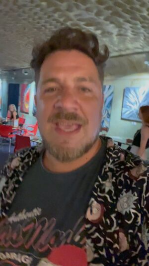 Michal Holán Instagram - Kamarádi, s největším králem, božím člověkem @jirkaprochazka  jsme se dneska potkali na krásné vernisáži @vild_art  na výstavě obrazů úžasné Šárky Vildové a pro mě osobně se mi splnilo nejen to, ze jsem vyhlásil krále králů @jirkaprochazka  ale hlavně to, že jsme si s klukama, který miluju nejvíc na světě, užili nejvíc super večer 🤩❤️🔥🤪 nádhernou noc všem kamarádi 🤩❤️🤟