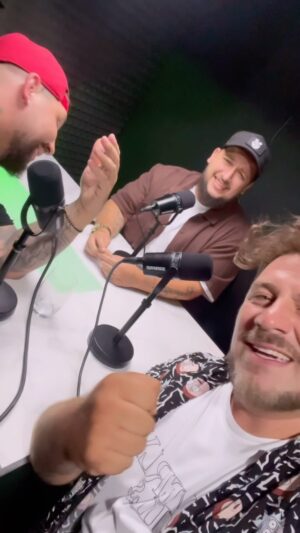 Michal Holán Instagram - Úžasnej podcast , úžasný chlapaci 🤩❤️💪 díky moc kluci , bylo mi velkou ctí 🤩❤️🙌 @jakub_dekys_dekan  @jaroslav_olah_official