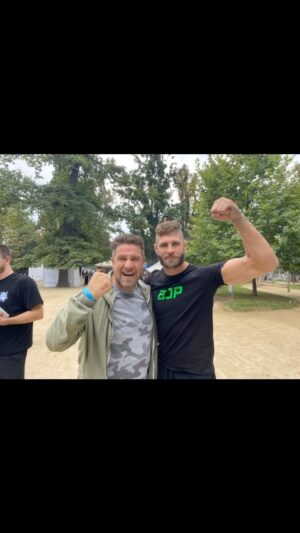 Michal Holán Instagram - Neskutečně čistá energie , super člověk , který ukazuje mladým jak má vypadat opravdový šampion , neuvěřitelná pokora ke všemu a ke všem , pořád stejnej člověk , at se děje co se děje a toho si neskutečně vážím , největší král @jirkaprochazka 🤩❤️🙏 dneska budeme fandit ve veliký bandě a už teď na mě jde infarktový stav , jen si to představím , tak snad to se mnou v 6 ráno nesekne 🤣🤩❤️💪 VÍTĚZSTVÍ 🤩❤️🙏🙏🙏🙏