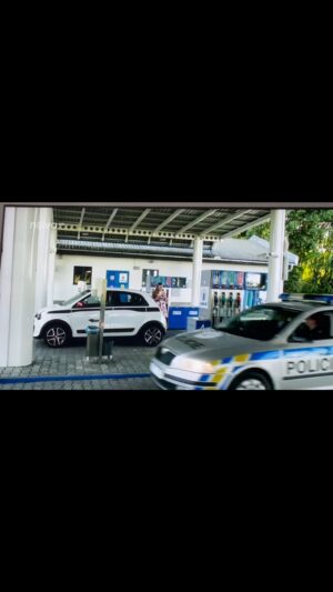 Michal Holán Instagram - Včera vysílali 8 díl Policie Modrava druhé série , kde jsem si zahrál s mou milovanou ženou @annamariamacichova , která v tu dobu dělala asistentku režiséra a další série už nemohla , protože se nám postupně narodili naši dva nejmilovanější synové ❤️ děkuju moc za všechno lásko ❤️ samozřejmě úžasný kamarád , herec @matejdadak_ 🤩❤️💪 hned bych se tam vrátil 🤩🌲🌲🌲🙏 krásný den a celý víkend všem 🤩☀️☀️☀️
