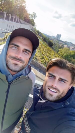 Michal Holán Instagram - Přátelé! Doražte 1. května do Grébovky na akci Dermacol Love day. Těsíme se na vás!