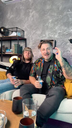 Michal Holán Instagram - TA NEJŠÍLENĚJŠÍ SILVESTROVSKÁ EPIZODA S @michal.holanos a @hajlicholdrich PRÁVĚ VYŠLA VEN !! Tak tohle jste opravdu ještě neviděli !! Okamžitě tam naběhněte, jinak do rána zem…. 😂 

#hypecast #podcast #hypecastpodcast #stejkstudio #molni31 #silvestr #2023