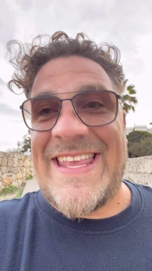 Michal Holán Instagram - Krásný večer přátelé 🤩 letěli jsme na pár dnů na Mallorcu a čekalo nás tady neskutečné překvapení 🤣 naštěstí se dají najít místa , kde to takhle brutální není  a během dne se to i mění 🤩 ale musel jsem to sem loupnout , protože jsem to ještě nikdy v životě takhle nezažil 🤣🙏 mějte se skvěle 🤩 cegooooooo