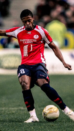 Michel Bastos Instagram - ☄ 🇧🇷 This left foot 🤯 !

#Ligue1UberEats #Ligue1Legends