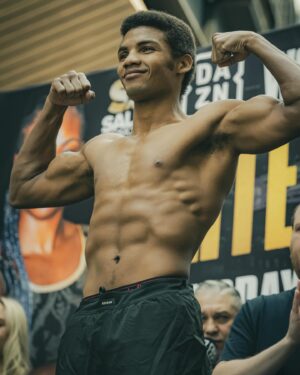 Michel Rivera Instagram - I make the weight perfect 139.2 tomorrow is the war 🇩🇴🇩🇴🇺🇸🏟️ let’s go focus on @daznboxing @salita_promotions God timing is so perfect 🍿🎥🦋🐝

Di el  peso perfecto 139,2 mañana es la guerra 🇩🇴🇩🇴🇺🇸🏟️ vamos a centrarnos en @daznboxing @salita_promotions El tiempo de Dios es tan perfecto 🍿🎥🦋🐝