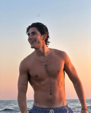 Michelangelo Vizzini Instagram - bacioni da Ostia beach