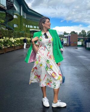 Michelle Collins Instagram - Cosplaying as a WASP is impossible for me but I gave it my best!! 🎾 Dream day @wimbledon from start to finish, including falling to my knees over an ottoman in a dark movie theater at 1AM only to be recognized by someone at that very moment. A full recap to come on the show tomorrow but big thanks to @simonenathan for my make-a-mich wish watching the only sport I acknowledge other than the Olympics 🍓 Need to figure out how to crash it again asap I’m addicted #MayorWimbie