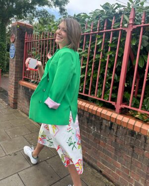 Michelle Collins Instagram - Cosplaying as a WASP is impossible for me but I gave it my best!! 🎾 Dream day @wimbledon from start to finish, including falling to my knees over an ottoman in a dark movie theater at 1AM only to be recognized by someone at that very moment. A full recap to come on the show tomorrow but big thanks to @simonenathan for my make-a-mich wish watching the only sport I acknowledge other than the Olympics 🍓 Need to figure out how to crash it again asap I’m addicted #MayorWimbie