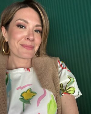 Michelle Collins Instagram - Cosplaying as a WASP is impossible for me but I gave it my best!! 🎾 Dream day @wimbledon from start to finish, including falling to my knees over an ottoman in a dark movie theater at 1AM only to be recognized by someone at that very moment. A full recap to come on the show tomorrow but big thanks to @simonenathan for my make-a-mich wish watching the only sport I acknowledge other than the Olympics 🍓 Need to figure out how to crash it again asap I’m addicted #MayorWimbie