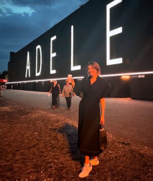 Michelle Collins Instagram - @adele in Munich was like the Opening Ceremonies of singing if that makes sense?? I won’t lie as someone famously anti-crowd, parts leading up to the show were a lillll stressy on me, like waiting on the delousing line for water and then on another line to buy dinner I’m told was plated by a local artisan. (slide 5) (this is what they handed me.) But once the show started my GOD she really has it all. Looks, talent, humor, humility, theatrics, she pulled it off and then some. The three biggest surprises for me were a surprise quintet of high-grade massive gas-fueled confetti cannons that went off literally behind my seat and essentially cryogenically froze us; watching the 100m ladies final; and accidentally recreating one of my top memes. Goes without saying… FANKS ADELE 🥰 full recap Monday including rehashing the story of when we met at vh1 and then mutually snubbed each other outside of the soho Apple Store (I love her for this)