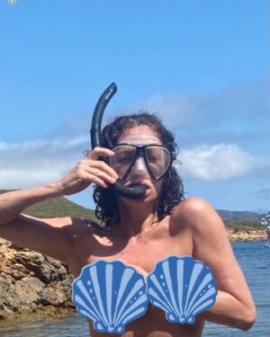 Michelle Gomez Instagram - #vote #blue waving not drowning over here on the fun and hopeful side of politics. None of us are immune to life’s challenges so we gotta grab those moments of joy when they appear and what’s more joyful and hopeful than the inspiring moments from this weeks DNC headed by the remarkable @kamalaharris and #coachwalz we all know who she is now. A candidate that stands for policy not personality. Historically she is one of THE most qualified runners we have ever had. Remember America has always been great that’s why this immigrant decided to be naturalized last year. #iamaproudamerican voting this November for an outstanding woman called #kamalaharris

Photo edit @jimmyarmstrongrealestate