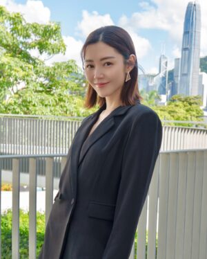 Michelle Wai Instagram - 收到晒大家嘅祝福🥰

#繼續努力工作
Outfit: @aliceandolivia_hongkong 
Shoes: @louboutinworld 
Makeup: @make_up_by_mw 
Hairstyle: @wiltam_hair