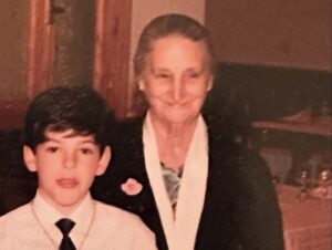 Miguel Ángel Muñoz Instagram - Querida Tata,

Hace un año te acompañaba en el viaje tan largo que ibas a emprender, de la misma manera que tu acompañaste a tu madre Carmen. En su casa, tranquila, con mucha paz, amor y dándole la mano hasta su último suspiro. 🕊️ 
Tú tenías 40 años. Yo también. 

Siempre te decía que quizá ahí comenzaste a vivir tu vida, aunque los otros 58 años que viviste también los dedicaste a cuidar a otras personas. Entre ellas a mi. Te lo agradeceré siempre 🙏🏼

Entregaste tu vida a los demás y quizá no pudiste vivir lo que realmente te merecías pero siempre estabas sonriendo, sin una queja y trasmitiendo felicidad a todas las personas que han estado cerca de ti. 

Hoy cierro los ojos y reviso nuestra vida juntos y me siento tremendamente agradecido y orgulloso de lo vivido y a pesar del dolor que tengo por no poder abrazarte, olerte, besarte… se me sigue llenado el corazón de AMOR que repara un poquito el este duelo en el que sigo inmerso y que siento que me acompañará toda la vida… ❤️‍🩹

Se que en algún momento de la vida podré llevarlo como tú lo hacías con tu mamá, mi bisabuela Aurelia y el resto de personas que se fueron antes que tú. 
Con mucho amor ♥️ y celebrando en vida todos los buenos momentos vividos y también celebrando el día que se marcharon a descansar en Paz, como tú decías.

Hoy Doña Luisina Cantero, te celebro también porque quizá lo mas bonito que he podido vivir a tu lado, fue este día en el que nos dimos nuestro último abrazo. 🙏🏼

Te querré siempre Tata. Y sé que nos volveremos a abrazar cuando me toque a mí irme a descansar contigo 🤍