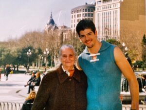 Miguel Ángel Muñoz Instagram - Querida Tata,

Hace un año te acompañaba en el viaje tan largo que ibas a emprender, de la misma manera que tu acompañaste a tu madre Carmen. En su casa, tranquila, con mucha paz, amor y dándole la mano hasta su último suspiro. 🕊️ 
Tú tenías 40 años. Yo también. 

Siempre te decía que quizá ahí comenzaste a vivir tu vida, aunque los otros 58 años que viviste también los dedicaste a cuidar a otras personas. Entre ellas a mi. Te lo agradeceré siempre 🙏🏼

Entregaste tu vida a los demás y quizá no pudiste vivir lo que realmente te merecías pero siempre estabas sonriendo, sin una queja y trasmitiendo felicidad a todas las personas que han estado cerca de ti. 

Hoy cierro los ojos y reviso nuestra vida juntos y me siento tremendamente agradecido y orgulloso de lo vivido y a pesar del dolor que tengo por no poder abrazarte, olerte, besarte… se me sigue llenado el corazón de AMOR que repara un poquito el este duelo en el que sigo inmerso y que siento que me acompañará toda la vida… ❤️‍🩹

Se que en algún momento de la vida podré llevarlo como tú lo hacías con tu mamá, mi bisabuela Aurelia y el resto de personas que se fueron antes que tú. 
Con mucho amor ♥️ y celebrando en vida todos los buenos momentos vividos y también celebrando el día que se marcharon a descansar en Paz, como tú decías.

Hoy Doña Luisina Cantero, te celebro también porque quizá lo mas bonito que he podido vivir a tu lado, fue este día en el que nos dimos nuestro último abrazo. 🙏🏼

Te querré siempre Tata. Y sé que nos volveremos a abrazar cuando me toque a mí irme a descansar contigo 🤍