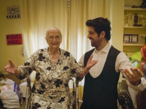 Miguel Ángel Muñoz Instagram - Querida Tata,

Hace un año te acompañaba en el viaje tan largo que ibas a emprender, de la misma manera que tu acompañaste a tu madre Carmen. En su casa, tranquila, con mucha paz, amor y dándole la mano hasta su último suspiro. 🕊️ 
Tú tenías 40 años. Yo también. 

Siempre te decía que quizá ahí comenzaste a vivir tu vida, aunque los otros 58 años que viviste también los dedicaste a cuidar a otras personas. Entre ellas a mi. Te lo agradeceré siempre 🙏🏼

Entregaste tu vida a los demás y quizá no pudiste vivir lo que realmente te merecías pero siempre estabas sonriendo, sin una queja y trasmitiendo felicidad a todas las personas que han estado cerca de ti. 

Hoy cierro los ojos y reviso nuestra vida juntos y me siento tremendamente agradecido y orgulloso de lo vivido y a pesar del dolor que tengo por no poder abrazarte, olerte, besarte… se me sigue llenado el corazón de AMOR que repara un poquito el este duelo en el que sigo inmerso y que siento que me acompañará toda la vida… ❤️‍🩹

Se que en algún momento de la vida podré llevarlo como tú lo hacías con tu mamá, mi bisabuela Aurelia y el resto de personas que se fueron antes que tú. 
Con mucho amor ♥️ y celebrando en vida todos los buenos momentos vividos y también celebrando el día que se marcharon a descansar en Paz, como tú decías.

Hoy Doña Luisina Cantero, te celebro también porque quizá lo mas bonito que he podido vivir a tu lado, fue este día en el que nos dimos nuestro último abrazo. 🙏🏼

Te querré siempre Tata. Y sé que nos volveremos a abrazar cuando me toque a mí irme a descansar contigo 🤍