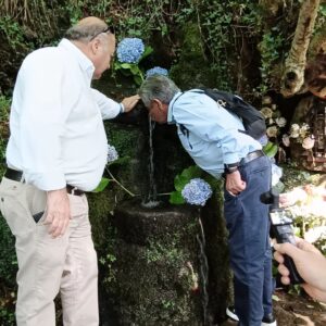 Miguel Ángel Revilla Instagram - Ya estoy en Valvanuz, Selaya. Cumpliendo con la tradición, bebiendo agua de esta maravillosa fuente que nace aquí y que tiene una propiedades maravillosas.